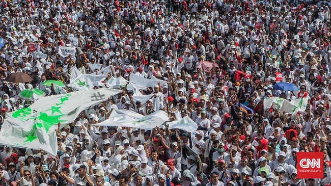 Puluhan ribu relawan Jokowi mulai memadati Stadion Utama Gelora Bung Karno. Mereka hendak mengikuti puncak kampanye terbuka Jokowi-Ma'ruf pada Pilpres 2019.