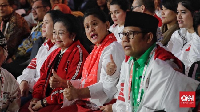 Megawati hanya menunjukkan salam metal pada awak media. Sementara AHY menyebut banyak rakyat yang rindu program-program SBY.