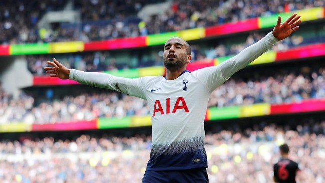 Tottenham Hotspur meraih kemenangan 4-0 atas kesebelasan juru kunci Liga Inggris Huddersfield Town di Stadion Tottenham, Sabtu (13/4) malam.