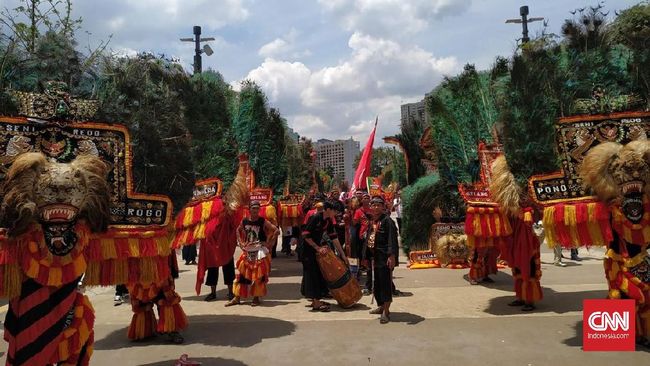 Puluhan Reog Ponorogo Ikut Kampanye Akbar Jokowi di GBK Kesenian reog Ponorogo memeriahkan kampanye akbar pasangan Jokowi-Ma'ruf. Puluhan reog berjalan beriringan dari kawasan Parkir Timur Senayan menuju SUGBK.