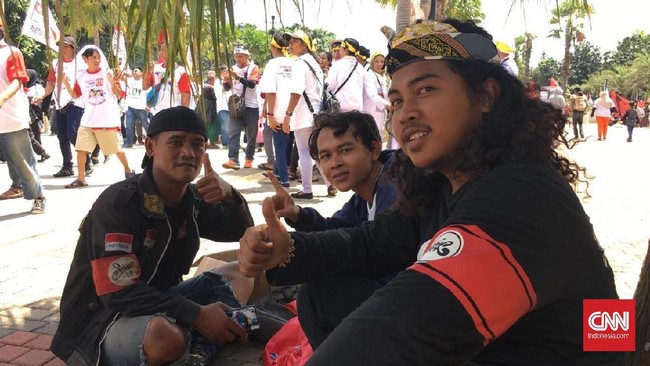 Seorang Slankers dari Nganjuk mengatakan antar penggemar sudah saling berkomunikasi via Facebook untuk berkumpul di Gang Potlot usai Konser Putih di GBK.