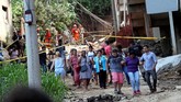FOTO: Bangunan Runtuh di Rio de Janeiro Telan Korban Bangunan runtuh di Rio de Janeiro, Brasil menelan dua korban meninggal. Insiden itu mengungkap sepak terjang milisi yang menguasai lahan.