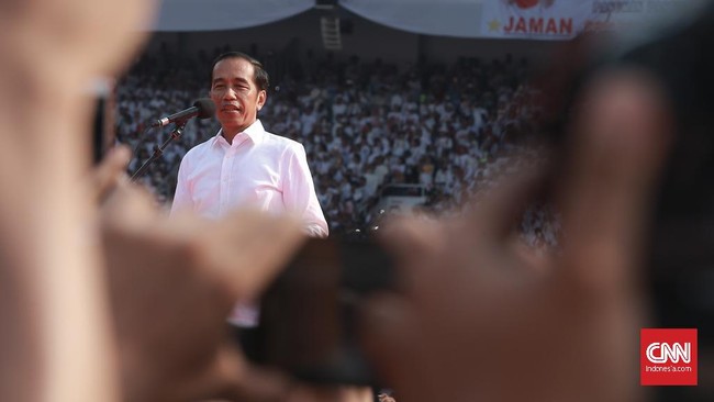 LSI menyebut nama Jokowi tetap masuk bursa capres 2024 karena mudah diingat warga meski tak bisa mencalonkan lagi lantaran terbentur aturan.