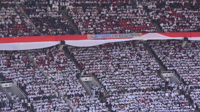 Cak Lontong mengingatkan pada massa pendukung di GBK untuk mencoblos paslon nomor urut 01 pada hari pemilihan 17 April mendatang.