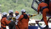 FOTO: Bangunan Runtuh di Rio de Janeiro Telan Korban Bangunan runtuh di Rio de Janeiro, Brasil menelan dua korban meninggal. Insiden itu mengungkap sepak terjang milisi yang menguasai lahan.