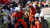 FOTO: Bangunan Runtuh di Rio de Janeiro Telan Korban Bangunan runtuh di Rio de Janeiro, Brasil menelan dua korban meninggal. Insiden itu mengungkap sepak terjang milisi yang menguasai lahan.