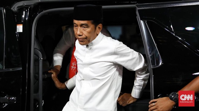 Jokowi menyambangi kediaman Gubernur DIY Sri Sultan Hamengku Buwono X di Keraton Kilen pada Rabu (15/1) pagi. Keduanya menggelar pertemuan tertutup.