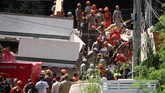 FOTO: Bangunan Runtuh di Rio de Janeiro Telan Korban Bangunan runtuh di Rio de Janeiro, Brasil menelan dua korban meninggal. Insiden itu mengungkap sepak terjang milisi yang menguasai lahan.