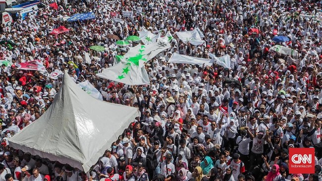 Panitia kampanye akbar pasangan calon presiden dan wakil presiden Joko Widodo-Ma'ruf Amin menghibur peserta dengan penampilan penyanyi dangdut.