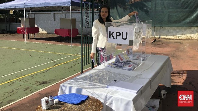 Pasar kaget di KBRI Afsel menjajakan sejumlah barang dan makanan khas Indonesia, di sela-sela pemungutan suara Pemilu 2019.