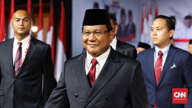 Polisi menyiapkan rekayasa lalu lintas saat Prabowo-Gibran mendaftar ke KPU di Jalan Imam Bonjol, Jakarta Pusat pada Rabu pagi (25/10).