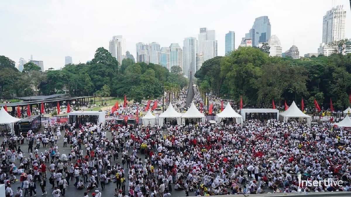 Konser Putih Bersatu adalah kampanye akbar dari calon presiden Jokowi-Ma'ruf Amin&period; Konser itu pun dimeriahkan oleh banyak artis ibu kota&period;