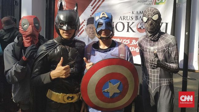 Di tengah puluhan ribu pendukung Jokowi yang berbaju putih, ada 'Captain America' sampai 'Batman' yang muncul dan mengaku mendukung paslon 01.
