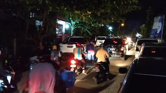 Kabid Humas Polda Banten Kombes Edy Sumardi mengatakan hingga kini belum ada laporan terkait kerusakan bangunan akibat gempa 7,4 SR. Masyarakat diminta waspada.