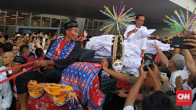 Jokowi dan Amin Ma'ruf mengajak pendukungnya datang ke TPS menggunakan kaos putih.