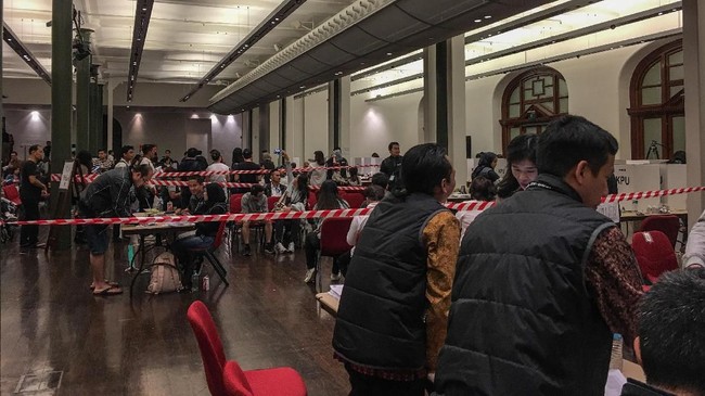 Sejumlah WNI di Australia tak dapat menyalurkan hak pilihnya di TPS Sydney karena panitia kelabakan menampung jumlah pemilih yang mengantre untuk mencoblos.