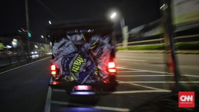 FOTO: Bersih-bersih Wajah Kota dari Spanduk Kampanye