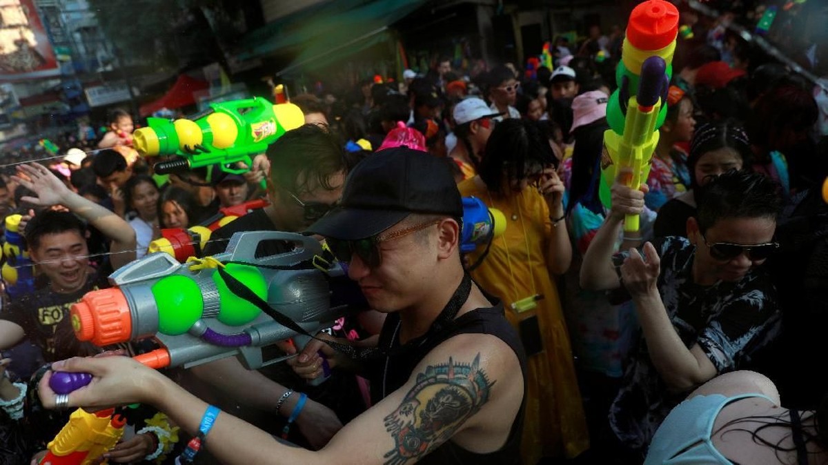 FOTO: Riuh Perang Air Songkran Thailand di Tengah Kekeringan