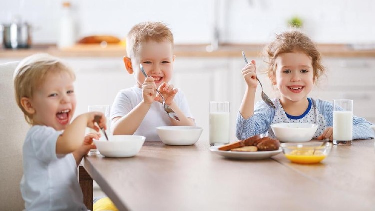 Selain mengenyangkan, sarapan dapat membanatu anak berkonsentrasi dan bersemangat di sekolah, Bun.
