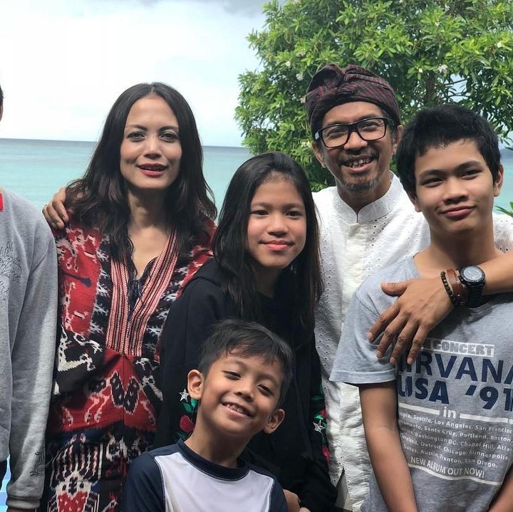 Menikah hampir 18 tahun, Ridho dan istri memang selalu kompak dan tidak pernah diterpa isu miring. Jadi bikin iri nih. (Foto: Instagram @ridho_hafiedz)