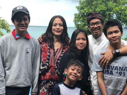 Kompak Banget ! 7 Potret Ridho 'Slank' Habiskan Waktu Bersama Keluarga
