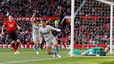 FOTO: Pogba Antar Man United Geser Arsenal di Liga Inggris Manchester United menang 2-1 atas West Ham United di Old Trafford dalam laga Liga Primer Inggris, Sabtu (13/4), berkat dua gol Paul Pogba.