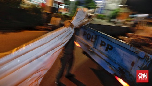 Spanduk bergambar Panglima TNI Andika Perkasa dan bertuliskan copot 'Panglima PKI' bertebaran di Jakarta. Aparat gabungan dilaporkan telah mencopot spanduk itu.
