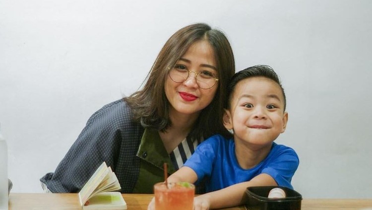 Demi mendukung potensi anak, Astrid berupaya untuk memfasilitasi apapun yang diminati anaknya.