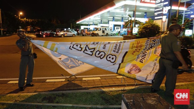 Selama memasuki masa tenang pemilu tak boleh ada lagi alat peraga kampanye yang terpasang. Namun APK itu masih terpasang di sejumlah tiitk di Jakarta.