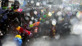 FOTO: Riuh Perang Air Songkran Thailand di Tengah Kekeringan