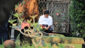 Prabowo Tertunduk Khidmat di Pusara Makam Ayahnya