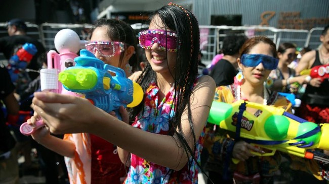 Foto Riuh Perang Air Songkran Thailand Di Tengah Kekeringan