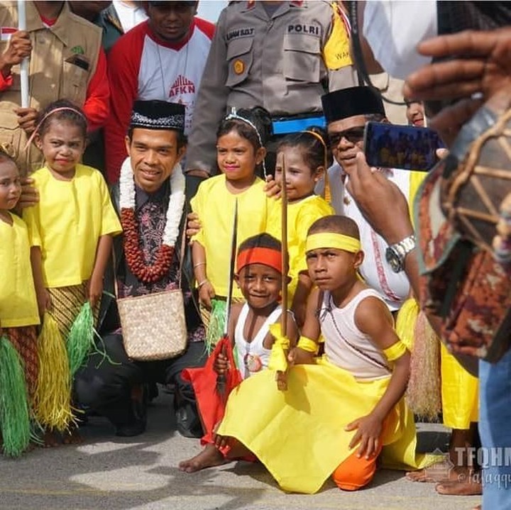 Potret saat Ustaz Abdul Somad berkunjung ke Papua Barat. Anak-anak ini adalah penari yang menyambut Ustaz lho. (Foto: Instagram @ustadzabdulsomad)