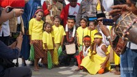 Potret saat Ustaz Abdul Somad berkunjung ke Papua Barat. Anak-anak ini adalah penari yang menyambut Ustaz lho. (Foto: Instagram @ustadzabdulsomad)