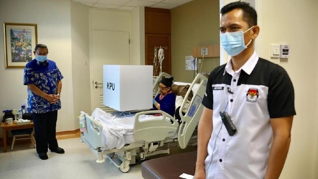 Ani Yudhoyono memberikan hak pilihnya di National University Hospital, Singapura, sementara SBY mencoblos di Kedubes RI di Singapura