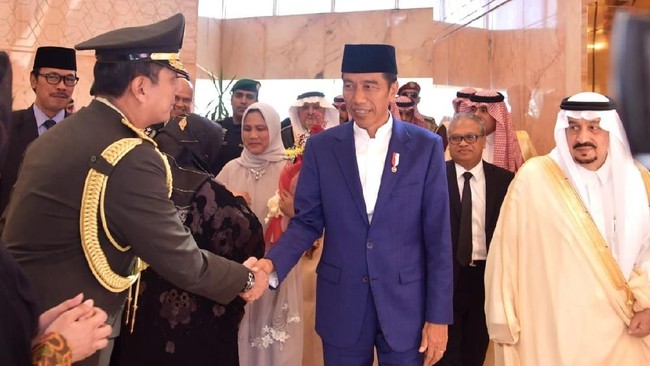 Pengamat politik menilai Jokowi dan Sandiaga Uno sedang berebut perhatian pemilih Muslim dengan cara datang ke Arab Saudi.