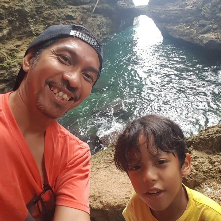 Enggak mau ketinggalan si bungsu Alvaro Risjad Hafiedz atau akrab disapa Ale berpose selfie dengan ayah Ridho. (Foto: Instagram @ridho_hafiedz)