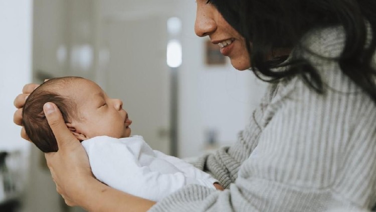 Bunda bisa saja bergadang sepanjang malam di awal kelahiran bayi. Awas, jangan buru-buru stres ya, Bun.