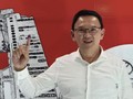 Ahok Acungkan Telunjuk Bertinta Usai Nyoblos di Osaka