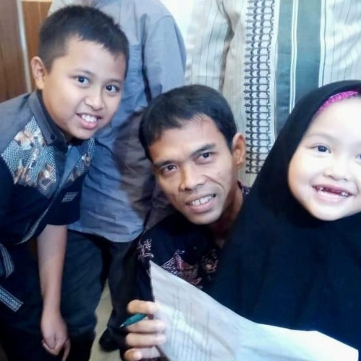 Kalau yang ini UAS sedang berfoto bersama anak-anak yang menggambar potret dirinya. (Foto: Instagram @ustadzabdulsomad)