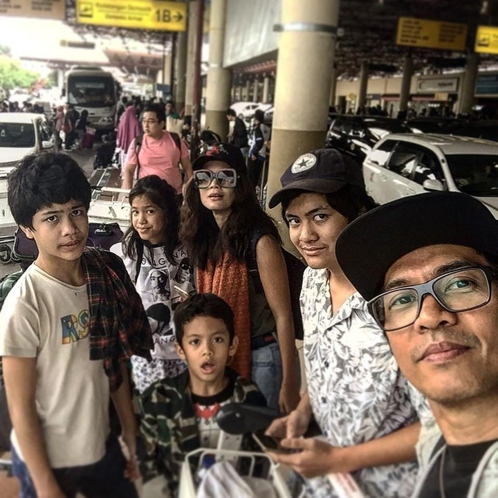 Sebelum pergi jalan-jalan, enggak boleh lupa ambil foto dulu ya. (Foto: Instagram @ridho_hafiedz)