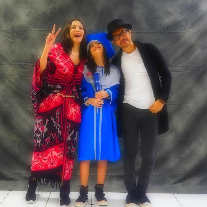 Ini saat Stella lulus sekolah. Gimana? kompak kan gayanya? (Foto: Instagram @ridho_hafiedz)