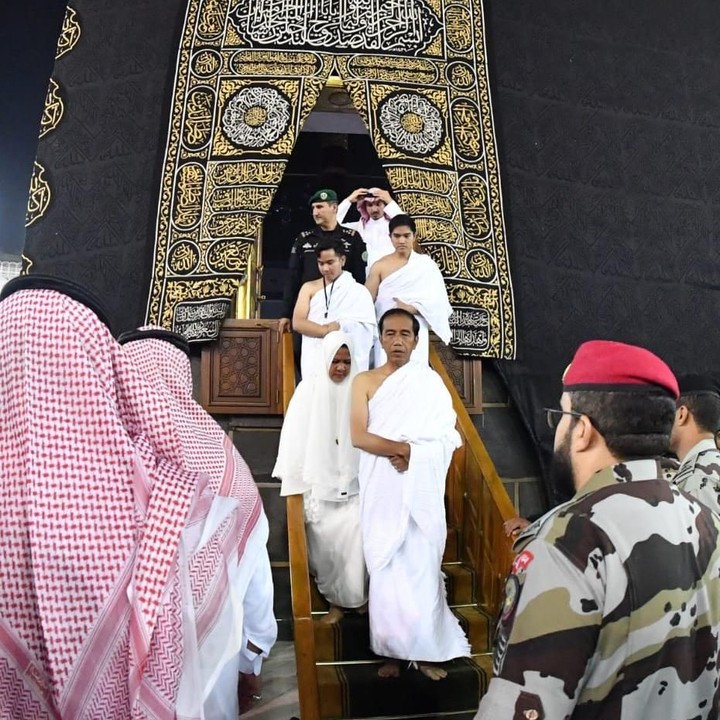 <p>Di dampingi Gibran dan Kaesang, keduanya mendapat kesempatan untuk masuk ke dalam Kabah bersama rombongan terbatas. (Foto: Rusman - Biro Pers Sekretariat Presiden)</p>