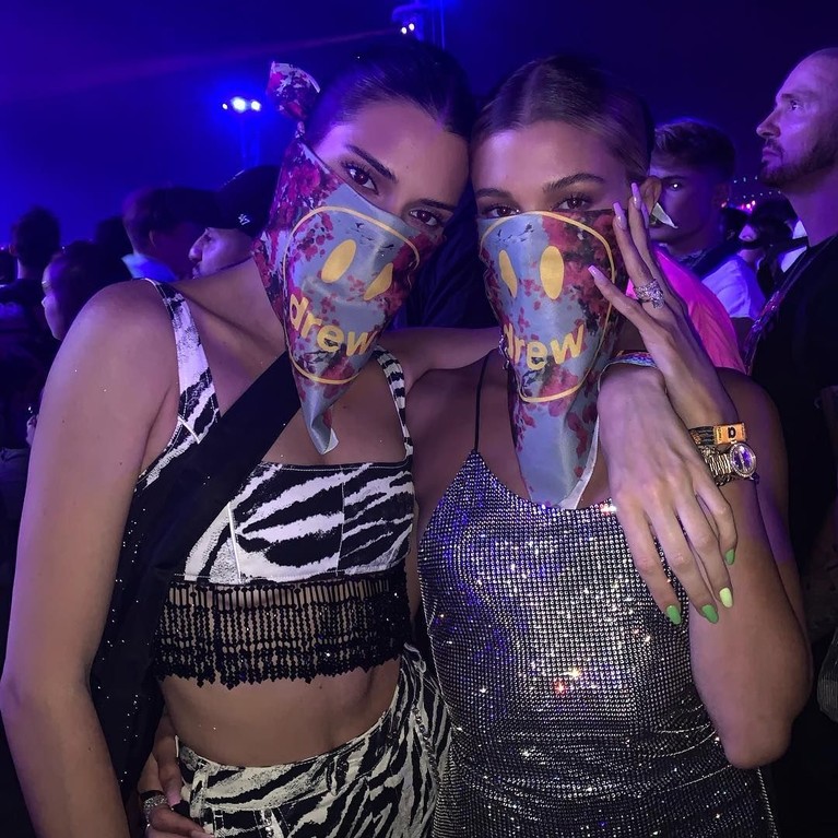 Coachella 2019 masih berlangsung hingga hari ini. Acara musik bergengsi itu dibanjiri para seleb yang hadir dengan gaya super kece. Ini dia gaya keren mereka.