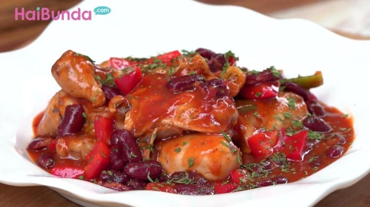 Perpaduan kacang merah dan ayam, ditambah saus merah, dijamin bakal bikin Bunda nambah terus.