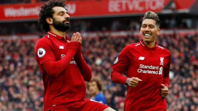 Mohamed Salah menjelaskan arti selebrasi berdiri di atas satu kaki usai membobol gawang Chelsea di Stadion Anfield, Minggu (14/4).