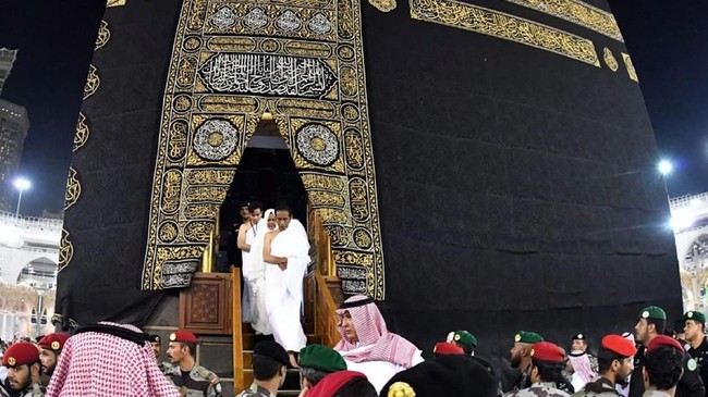 Presiden Joko Widodo mendapat kesempatan masuk ke dalam Kakbah di Masjidil Haram saat menunaikan ibadah umrah pada Senin (15/4) pagi.