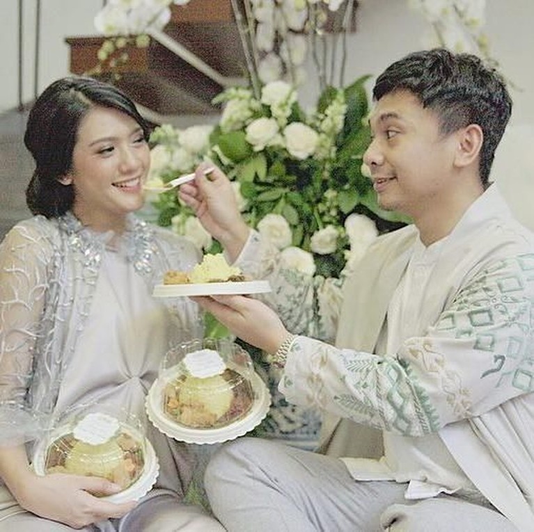 Raditya Dika sebentar lagi akan menjadi seorang ayah. Sang istri, Anissa Aziza saat ini tengah hamil tua. Berikut beberapa potret kemesraan keduanya.