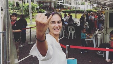 img-title Marissa Nasution Rela Antre Saat Nyoblos di Singapura