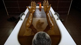 FOTO: Mandi Berendam dalam Minyak Azerbaijan